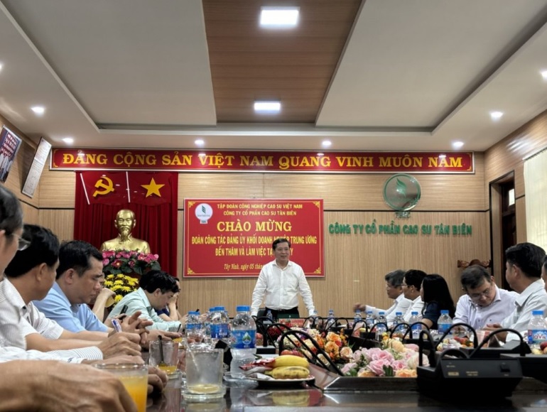 Bí thư Đảng ủy Khối Doanh nghiệp Trung ương làm việc với Cao su Tân Biên